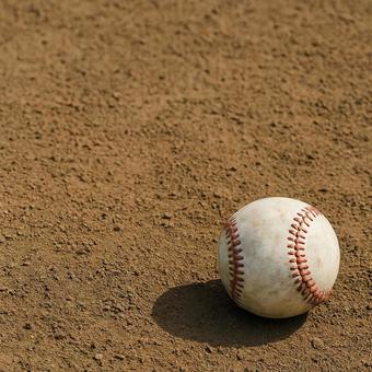 土のグラウンドと野球ボール 土のグラウンドと野球ボールの写真