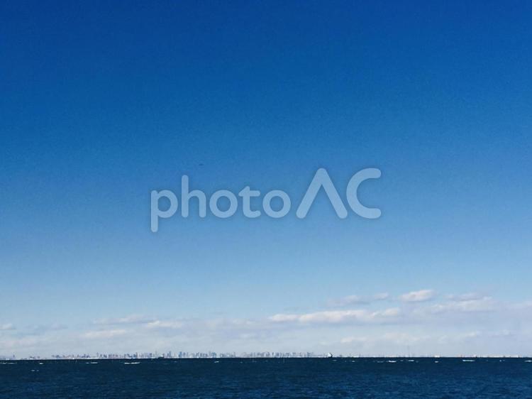 海から見える街並み 海,空,街並みの写真素材