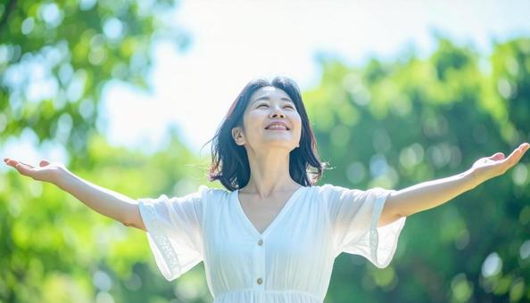 健康的な女性深呼吸 健康的な女性深呼吸の写真