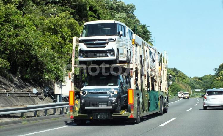 新緑の中を走るカーキャリアーに新車が満載 カーキャリアー,キャリアカー,新車の写真素材