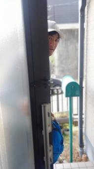 玄関からドヤ顔でチラ見する男性 玄関からドヤ顔でチラ見する男性の写真