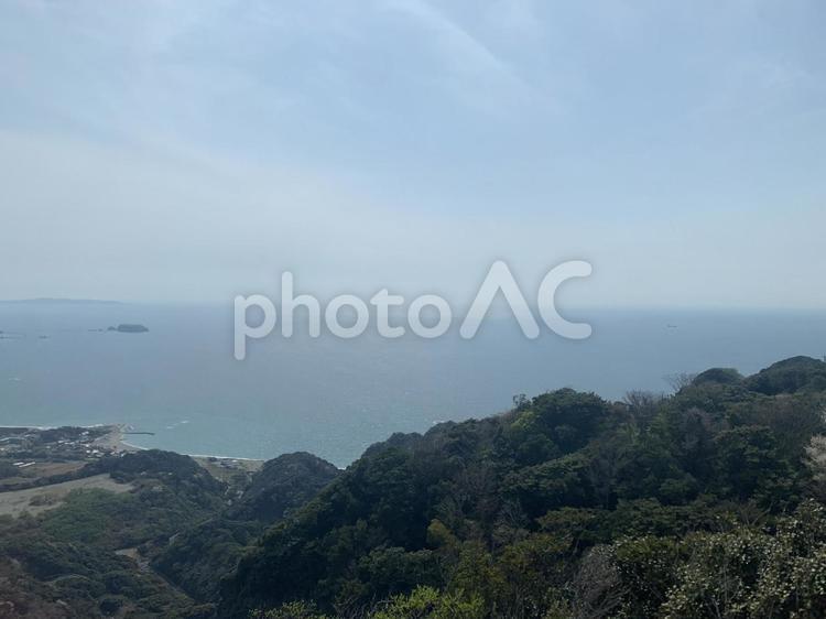 山から望む広大な海と青空のパノラマ風景 海,山,展望の写真素材
