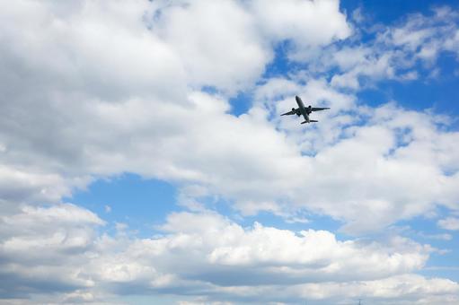青空を横切る飛行機 飛行機,着陸,空の写真素材