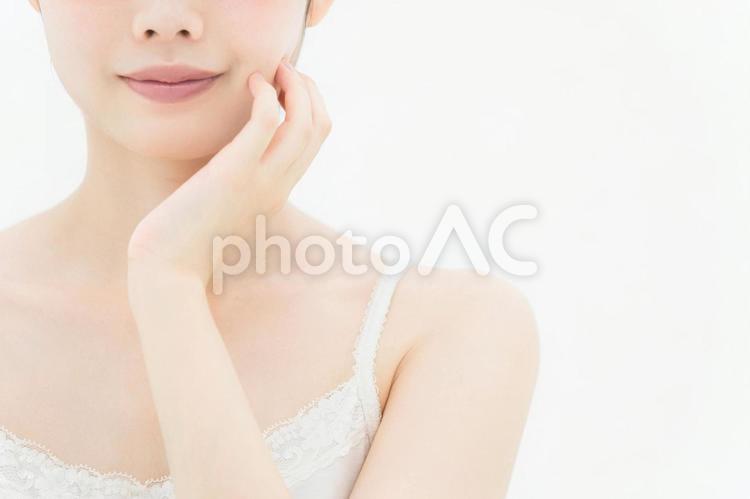 肌の状態を確かめる女性 女性,美容,ビューティーの写真素材