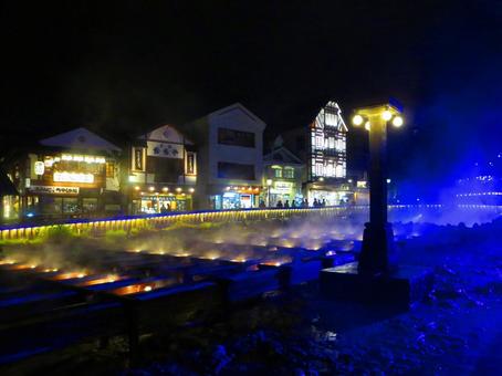 草津温泉の湯畑のライトアップ 草津温泉,湯畑,ライトアップの写真素材