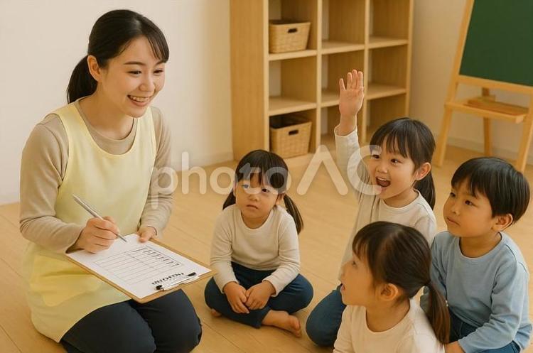 朝の会で出席をとる保育士と手を挙げる園児 保育士,園児,幼児教育の写真素材