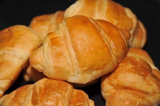 焼きたてのクロワッサン クロワッサン,自家製の,パンの写真素材