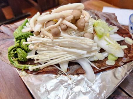 朴葉の上で焼くきのこの盛り合わせ 朴葉の上で焼くきのこの盛り合わせ 朴葉焼き,きのこ,キノコの写真素材