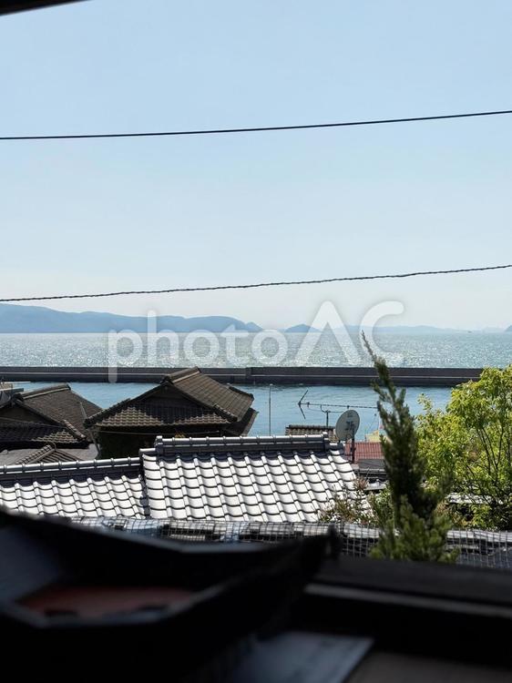 窓越しに見る瀬戸内の青 男木島,瀬戸内海,島の風景の写真素材