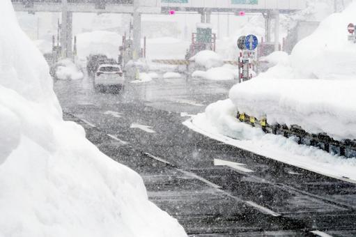 雪の料金所の写真