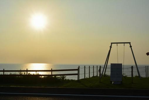 日本海沿岸のブランコ 日本海沿岸のブランコ 日本海,風景,夕暮れの写真素材