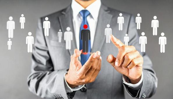 人材を選択する人事部の男性の写真