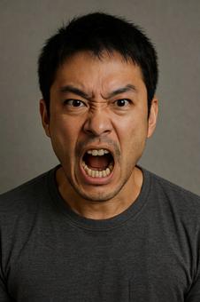 怒りの表情の日本人男性 怒りの表情の日本人男性の写真