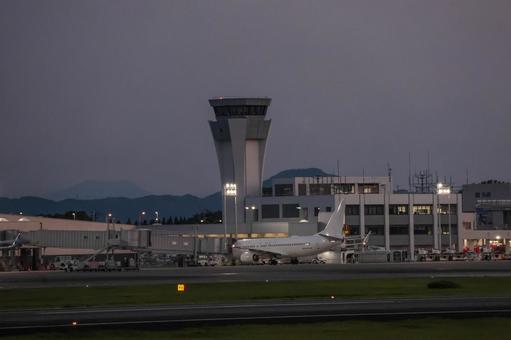 誘導路と陽の残像 誘導路と陽の残像の写真