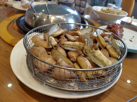 大連海鮮レストラン海味当家で食べた蒸し貝 大連海鮮レストラン海味当家で食べた蒸し貝 蒸し貝,貝,アサリの写真素材