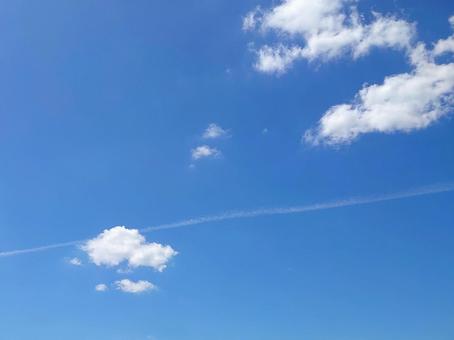 夏空を横切るひこうき雲 夏空を横切るひこうき雲の写真