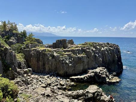 夏の昼間の東尋坊 夏の昼間の東尋坊 柱状節理,磯辺,水面の写真素材