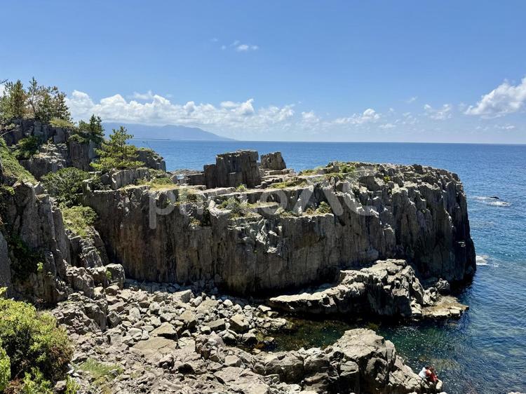 夏の昼間の東尋坊 柱状節理,磯辺,水面の写真素材