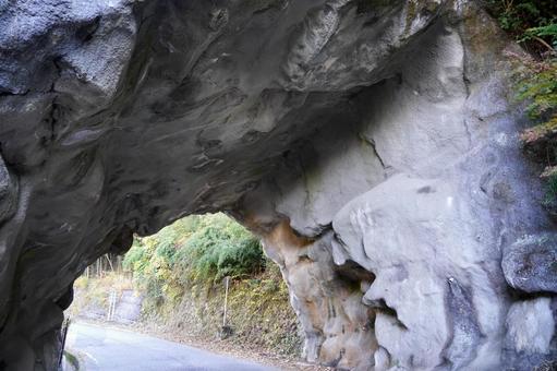 岩のトンネルと舗装路 岩のトンネルと舗装路 岩,岩肌,トンネルの写真素材
