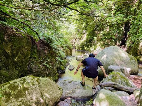 川下りする男性 後ろ姿 川下りする男性 後ろ姿 川遊び,川下り,男性の写真素材