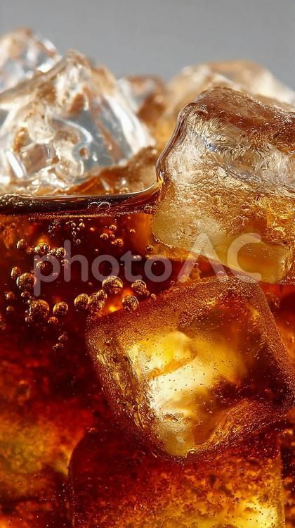 泡立つアイスティーと氷の涼やかな光景 アイスティー,紅茶,飲み物の写真素材