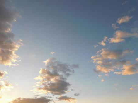 青空に浮かぶ金色の雲 青空に浮かぶ金色の雲の写真