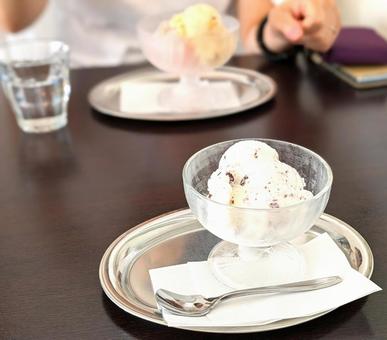 カフェで楽しむジェラート カフェで楽しむジェラート カフェ,ジェラート,アイスクリームの写真素材