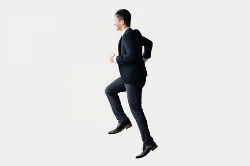 楽しそうに走る男性ビジネスマン(全身) 楽しそうに走る男性ビジネスマン(全身) ビジネス,ビジネスマン,男性の写真素材