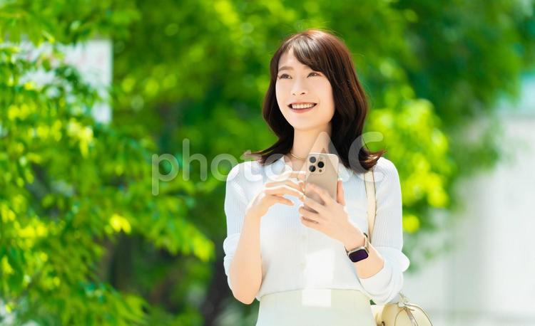 屋外でスマホを使う女性・ビジネスウーマン 女性,スマホ,スマートフォンの写真素材
