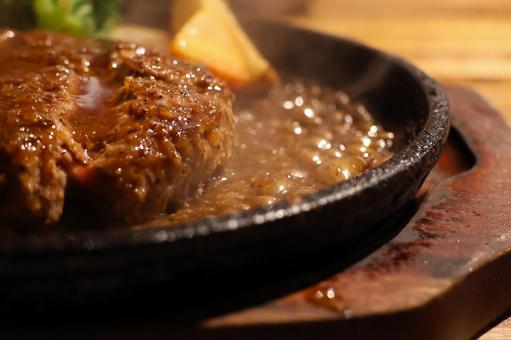 池袋のハンバーグ店の鉄板ハンバーグ ハンバーグ,鉄板,出来立ての写真素材