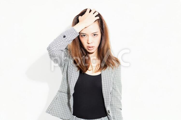 白い背景の前に立ってポーズをとるビジネスウーマン 女性,白背景,立つの写真素材