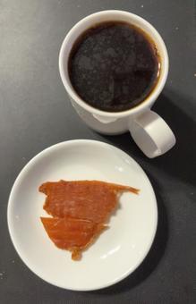 ドリップコーヒーとチキンジャーキー 1 ドリップコーヒーとチキンジャーキー 1の写真