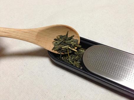 ティーストレーナーに緑茶の茶葉を入れる ティーストレーナー,インフューザー,茶葉の写真素材