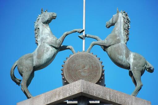 2頭の馬と太鼓の像s1（高画質 青銅,銅像,モニュメントの写真素材