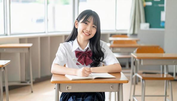 塾で勉強する笑顔の日本人の女の子 塾で勉強する笑顔の日本人の女の子の写真