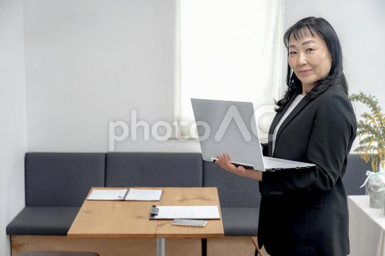 PCとベテランビジネスウーマン ビジネス,働く女性,ノートパソコンの写真素材