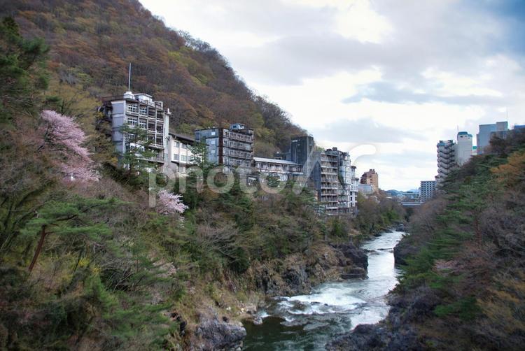 鬼怒川沿いに建つホテルの建物　　鬼怒川 鬼怒川温泉,鬼怒川,渓谷の写真素材