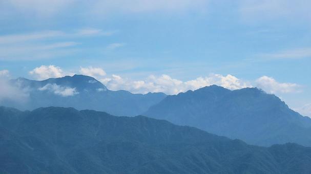 アルプス平自然遊歩道から望む夏の戸隠連峰 アルプス平自然遊歩道から望む夏の戸隠連峰 アルプス平自然遊歩道,夏山,白馬五竜高山植物園の写真素材