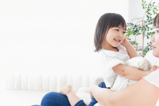 部屋で遊ぶ子供 部屋で遊ぶ子供 留守,待機児童,幼稚園の写真素材