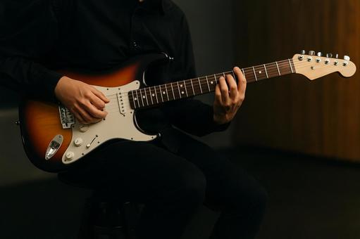 エレキギターを弾くギタリスト エレキギターを弾くギタリストの写真