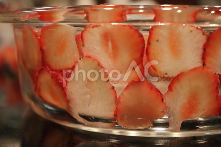 ガラス越しのいちご フード,いちご,容器の写真素材
