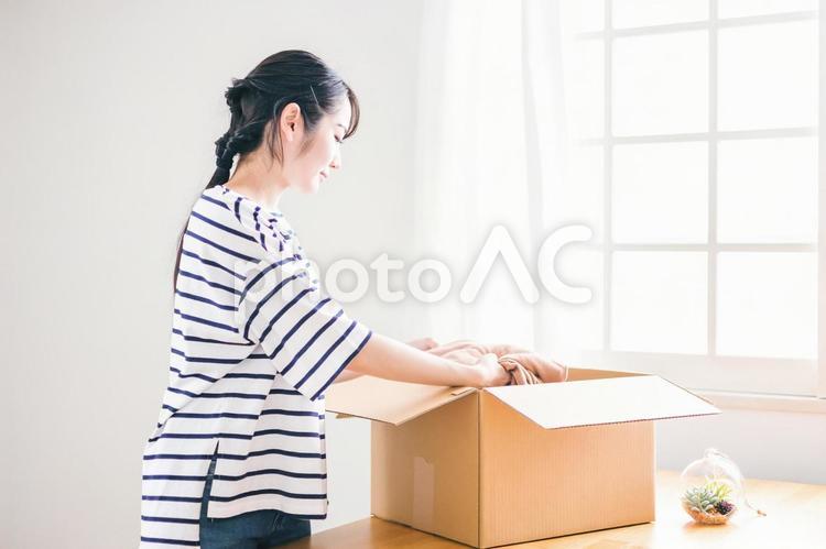 古着をフリマアプリに出品する女性（梱包） ダンボール,梱包,古着の写真素材