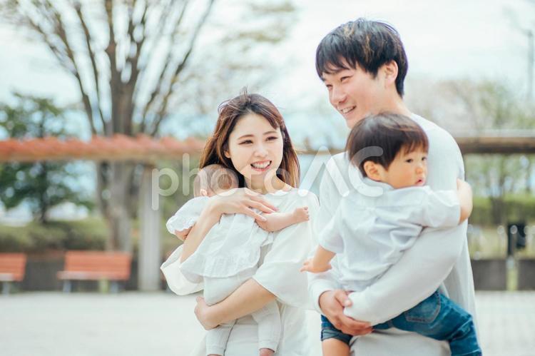 赤ちゃんを抱く女性と家族（お母さん・4人） 赤ちゃん,子育て,夫婦の写真素材