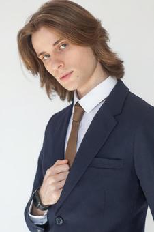 スーツの胸元に手を当てる男性 男性,外国人,欧米人の写真素材