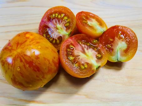 レッドゼブラトマトの断片 レッドゼブラトマトの断片 トマト,レッドゼブラトマト,野菜の写真素材