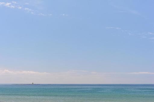 爽やかな湘南の海と烏帽子岩 爽やかな湘南の海と烏帽子岩の写真