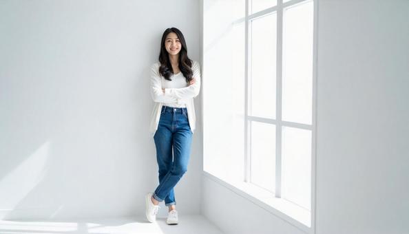 窓際に立つ女性 窓際に立つ女性の写真