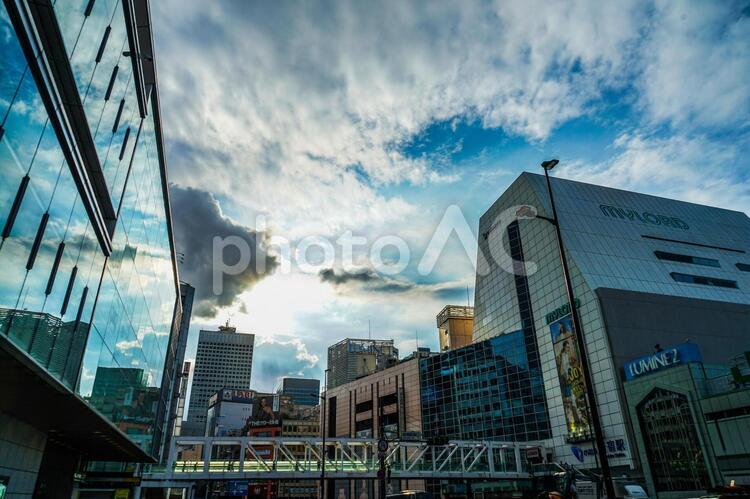 新宿駅と秋晴れの空 夕景,新宿,新宿駅の写真素材