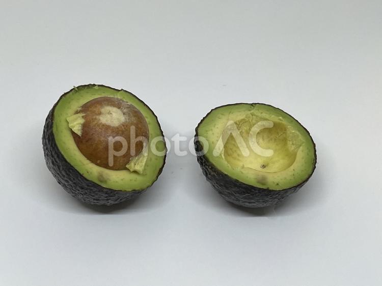 真っ二つに切ったアボカド 果物,フルーツ,食材の写真素材