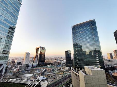 夕暮れ時の都市のビル群 夕暮れ時の都市のビル群の写真